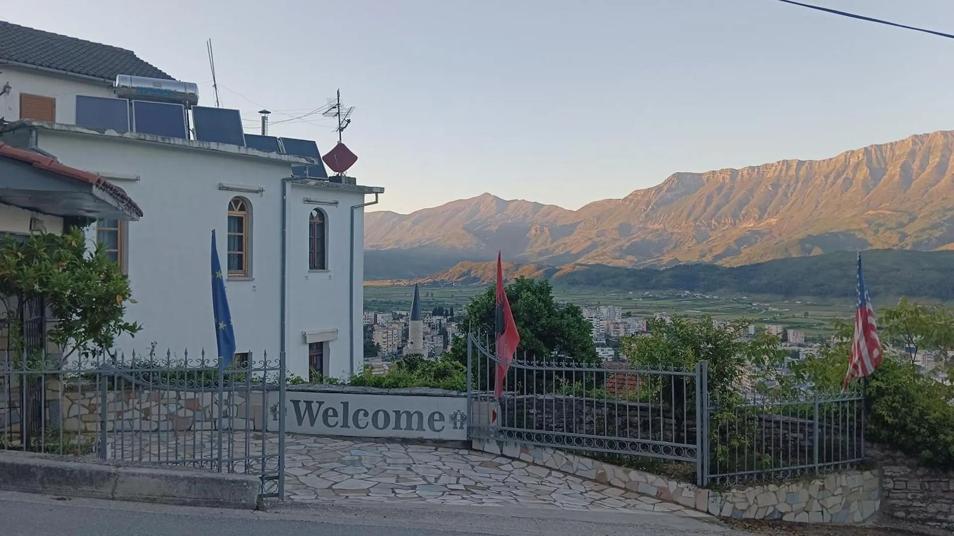 Guest House Bake Gjirokaster 4*,